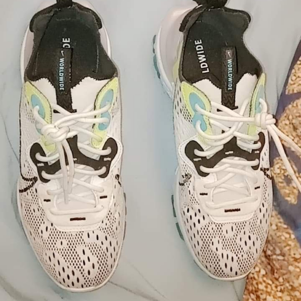Woman's Nike Reacts - Picture 2 of 6